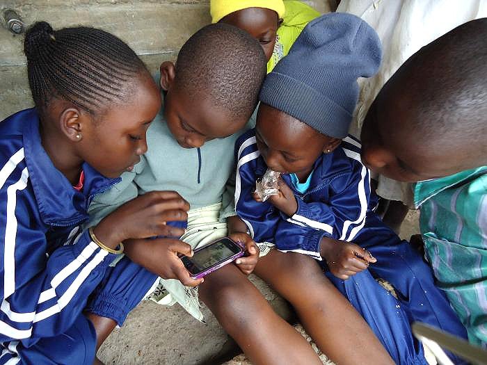 africa-kids-iphone